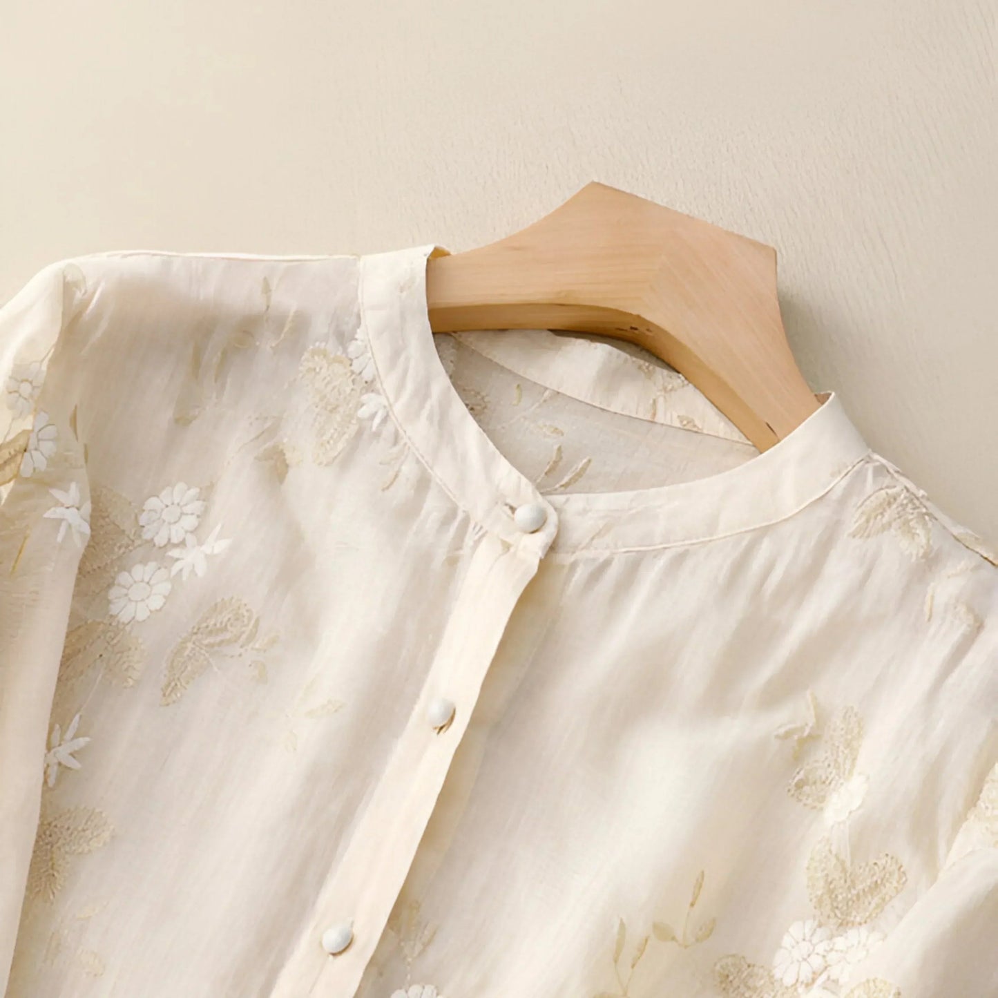Elegant Floral Women's Top with Lightweight Fabric and Comfortable Fit - Jamota