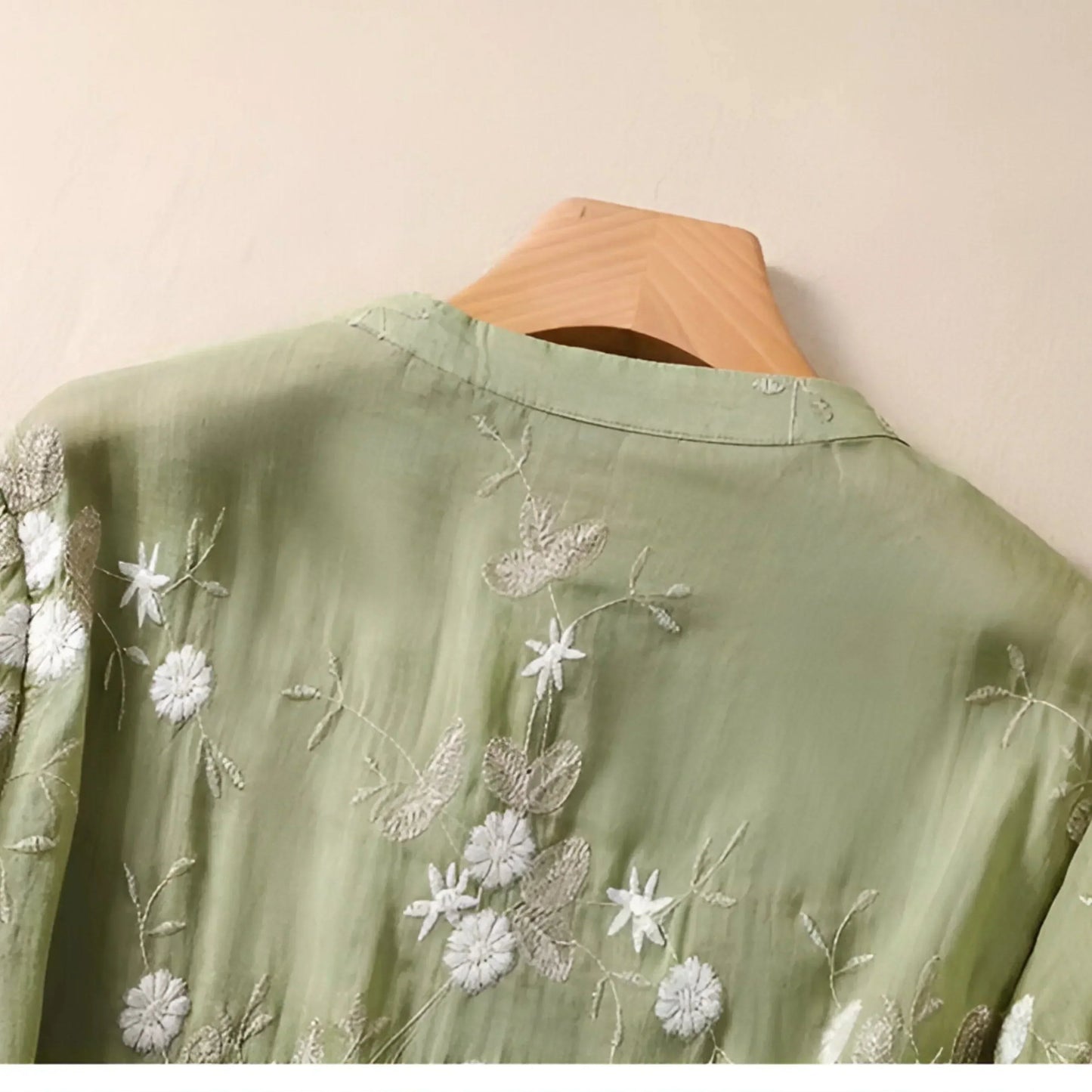 Elegant Floral Women's Top with Lightweight Fabric and Comfortable Fit - Jamota