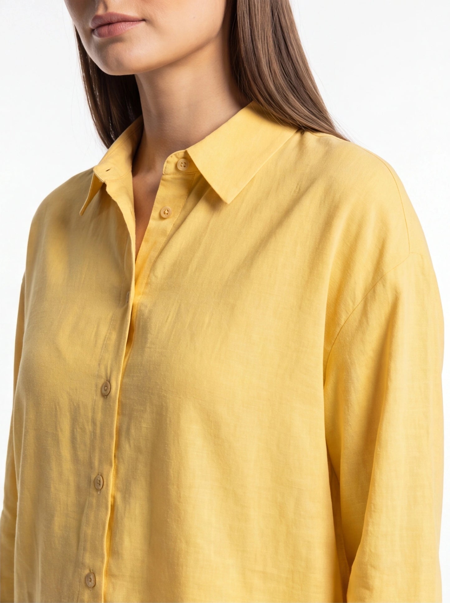 Elegant Relaxed Button Blouse with Soft Fabric and Versatile Fit