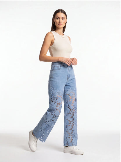 Stylish High-Waist Wide-Leg Jeans with Stretch Fabric and Relaxed Fit