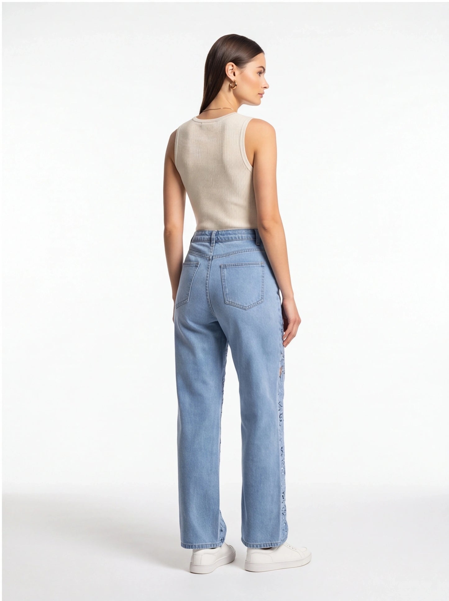 Stylish High-Waist Wide-Leg Jeans with Stretch Fabric and Relaxed Fit