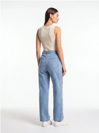 Stylish High-Waist Wide-Leg Jeans with Stretch Fabric and Relaxed Fit