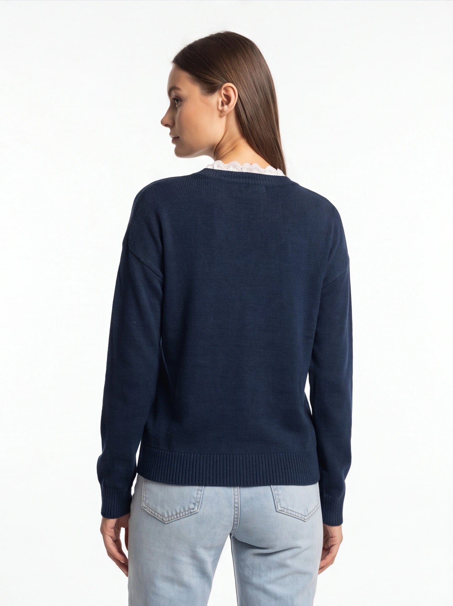 Elegant Feminine Blouse with Soft Fabric and Versatile Design